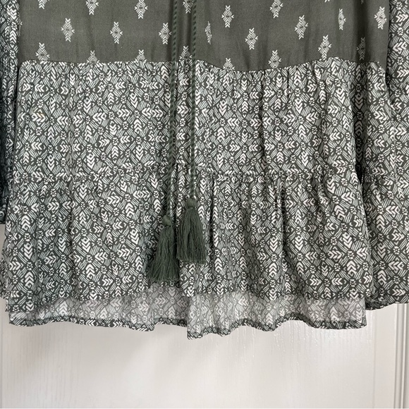 Mudd 3/4 Sleeve Bell Green Patterned Blouse. - Picture 4 of 6